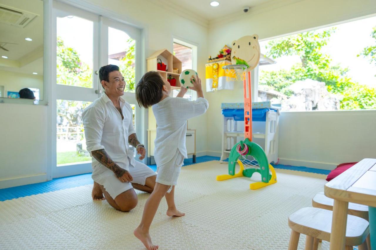 Ayodya Resort Bali Nusa Dua  Exterior foto A child and his father playing with a toy