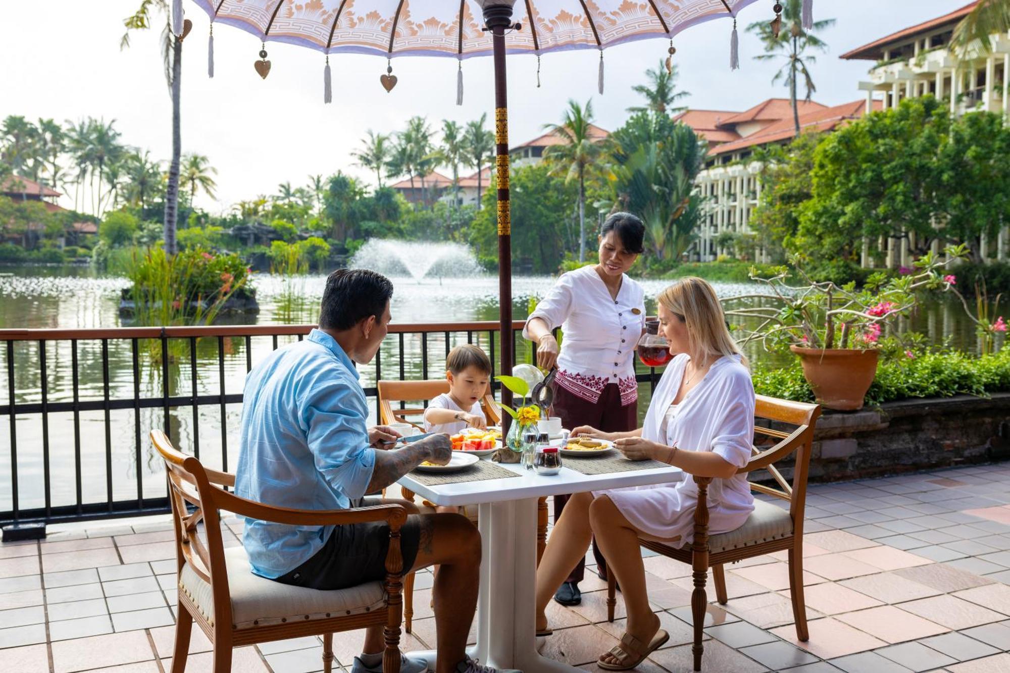 Ayodya Resort Bali Nusa Dua  Exterior foto Family dining at the hotel