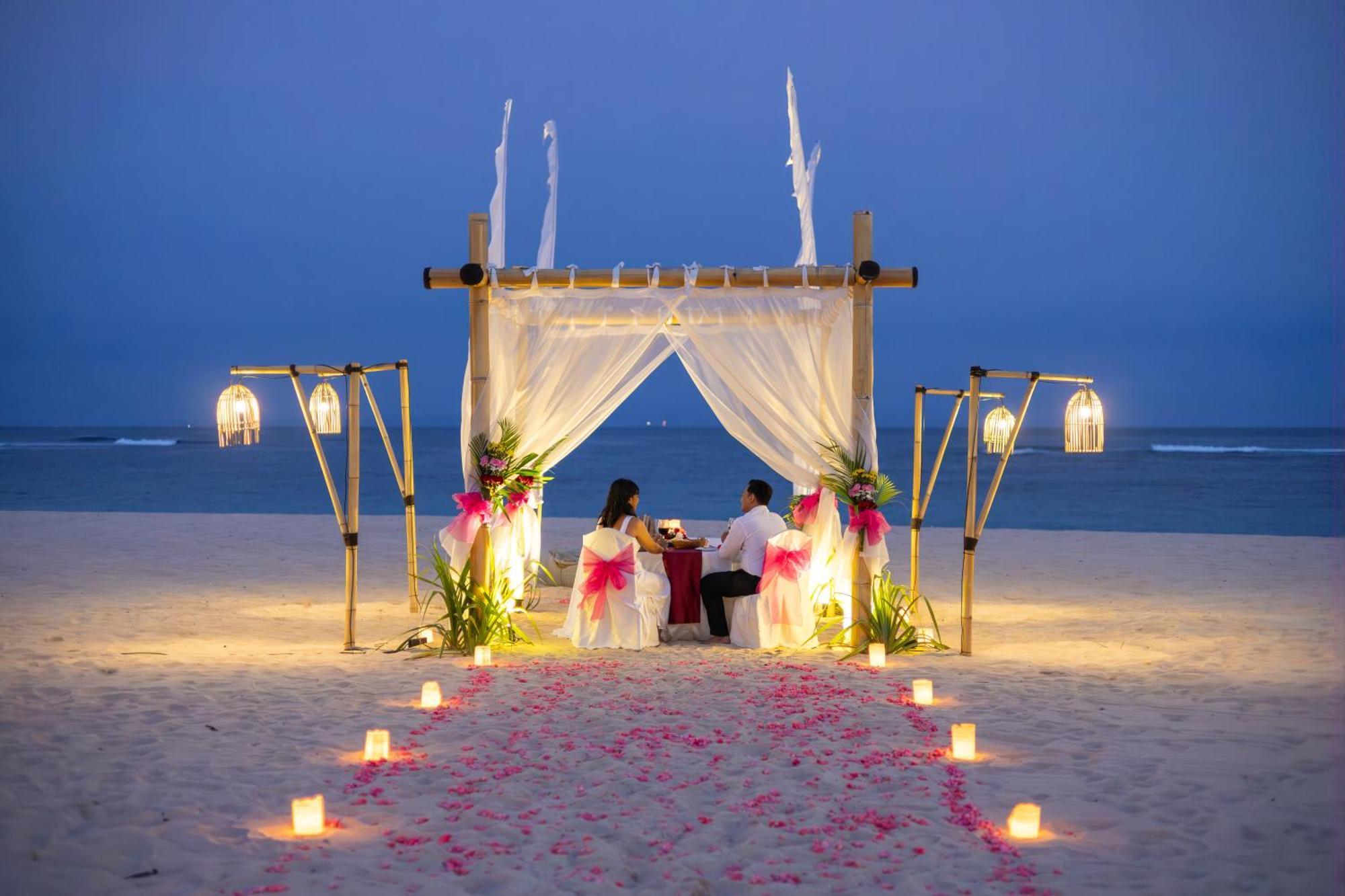 Ayodya Resort Bali Nusa Dua  Exterior foto A beachside wedding in Phuket, Thailand