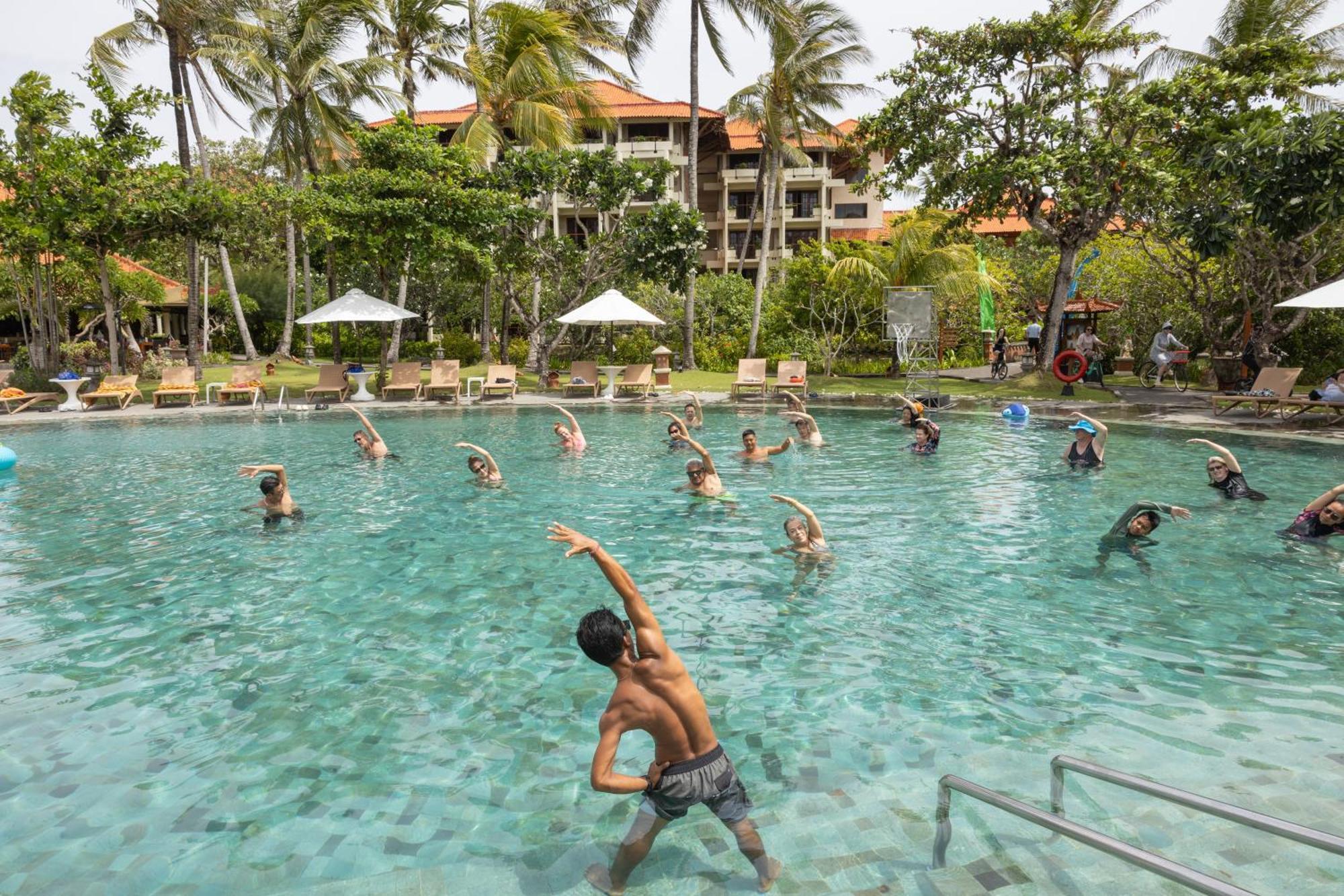 Ayodya Resort Bali Nusa Dua  Exterior foto A water aerobics class