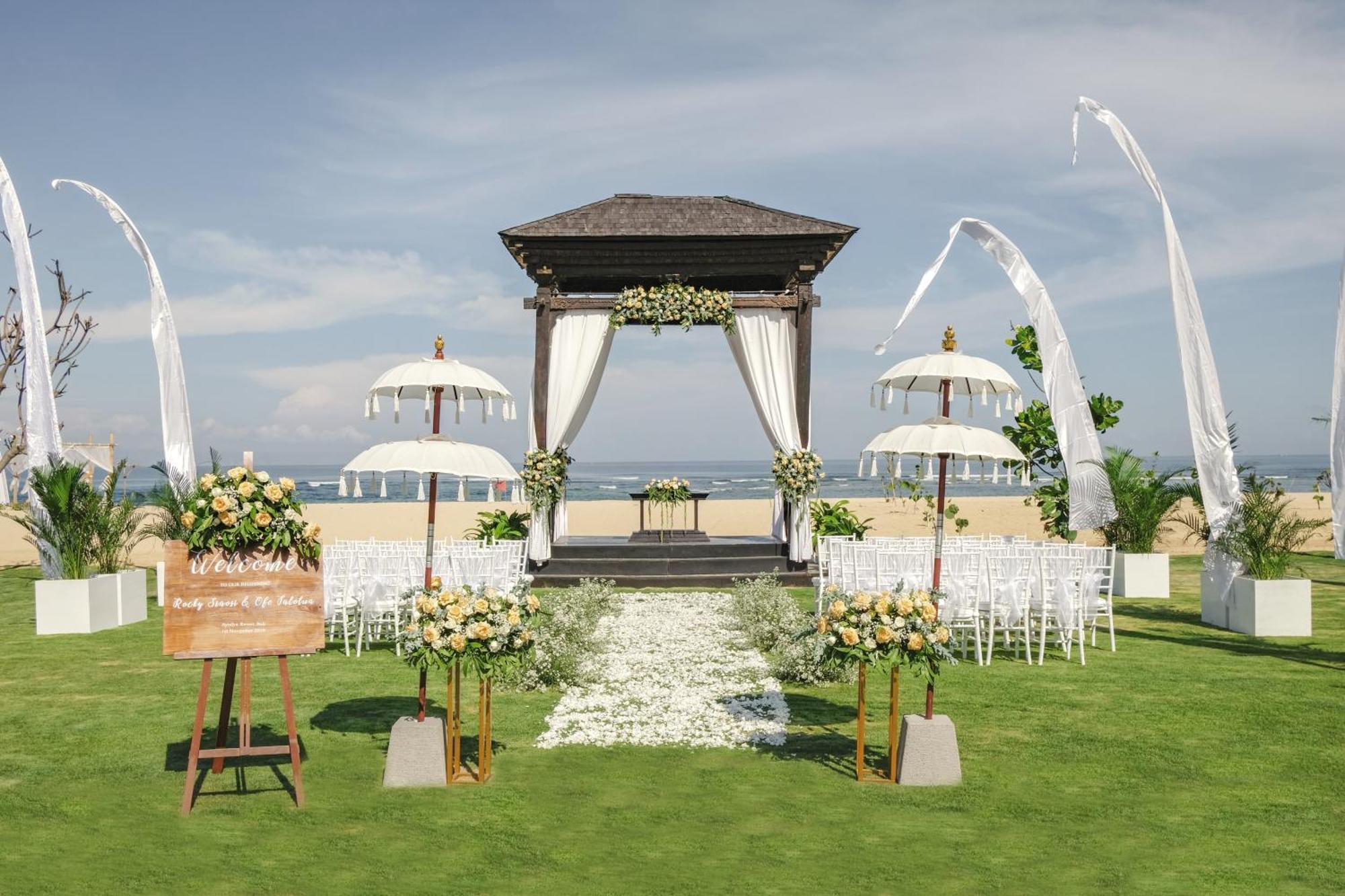 Ayodya Resort Bali Nusa Dua  Exterior foto A beach wedding in Bali, Indonesia