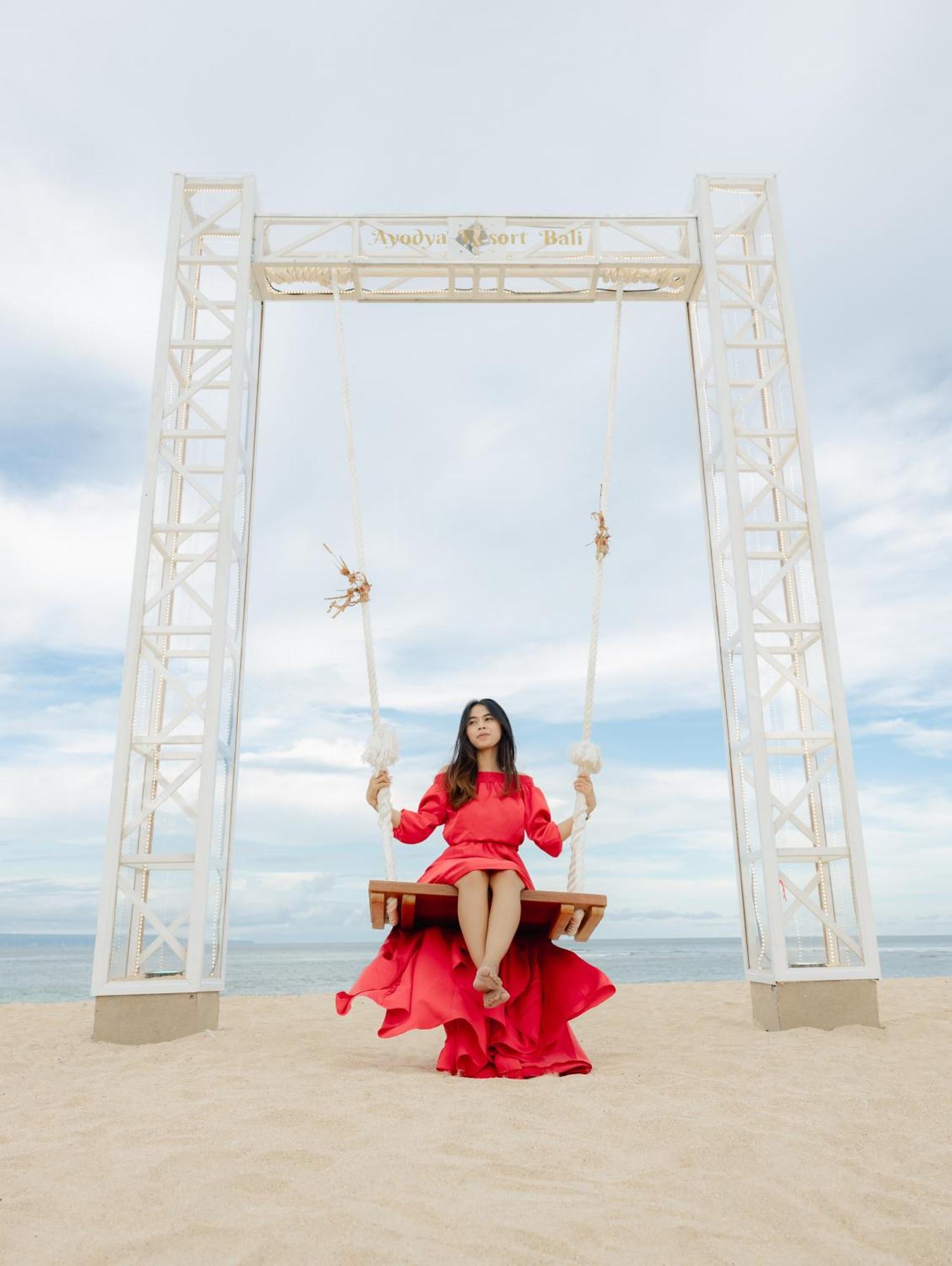 Ayodya Resort Bali Nusa Dua  Exterior foto A woman on a swing